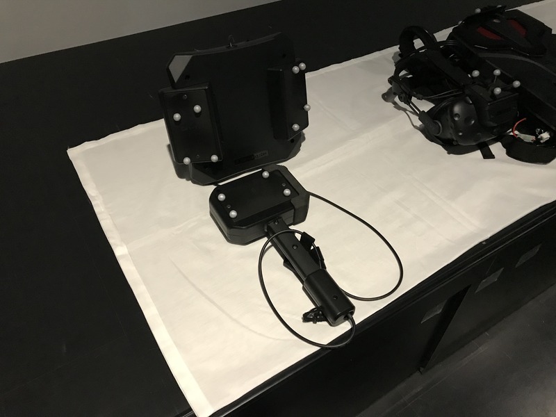 戦士の剣と盾となるコントローラー。ちょっとびっくりするほど重い