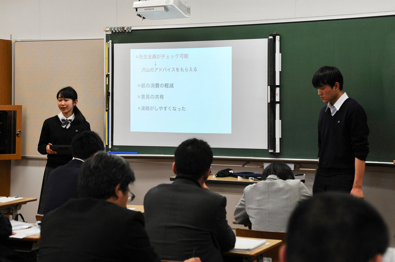 生徒の立場からのICT教育についてプレゼンする明星中学校・高等学校の生徒さん