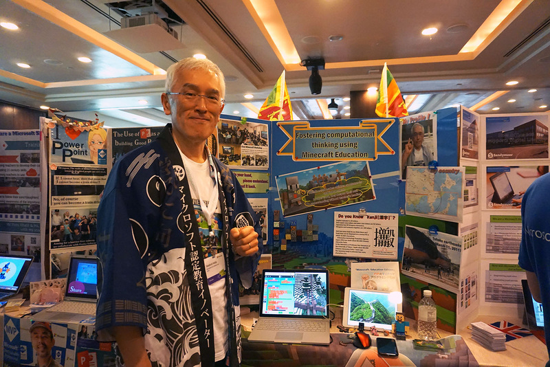 札幌市新陵小ミニ児童会館館長（元札幌市立福井野中学校校長）の堀田隆史氏。地域の中学校や子どもたちを対象に行っているMinecraft:Education Editionを活用したプログラミングの授業やワークショップを展示した