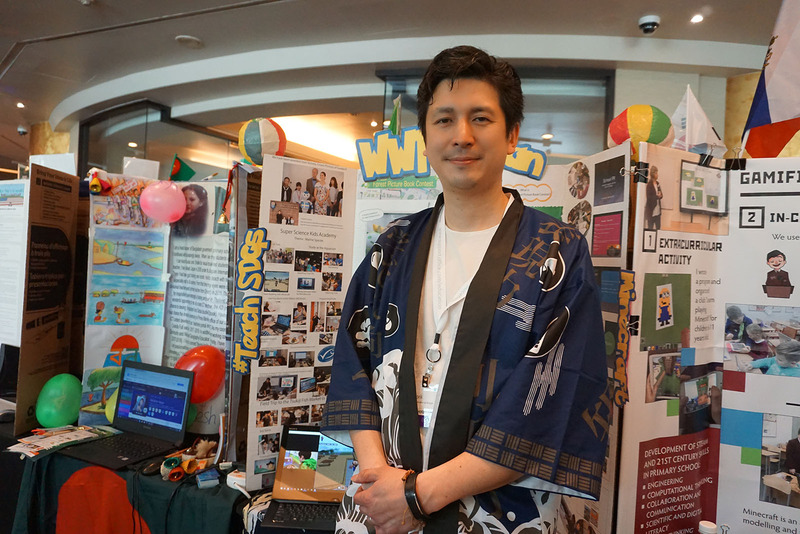 西町インターナショナル 初等部 日本語カリキュラムコーディネーター 堀井清毅教諭。森林保護をテーマにした課題解決型学習や「森林えほんコンテスト」、Minecraft:Education Editionを活用した学校紹介の事例などを展示