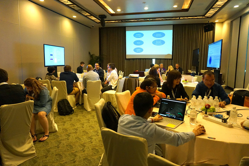 会場となったホテルのあちらこちらでグループワークを行う教育者たち。研修は、午前中に全体研修、午後からグループワークというタイムテーブル