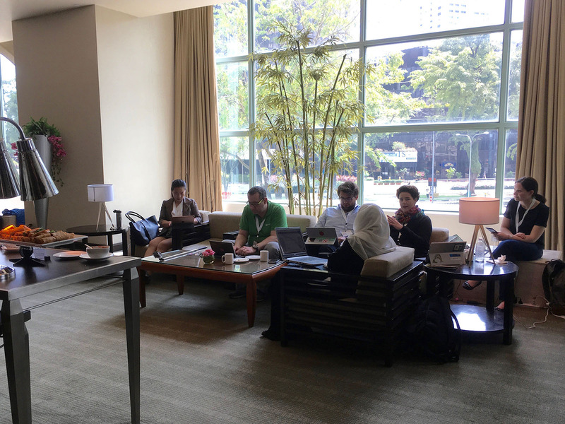 会場となったホテルのあちらこちらでグループワークを行う教育者たち。研修は、午前中に全体研修、午後からグループワークというタイムテーブル