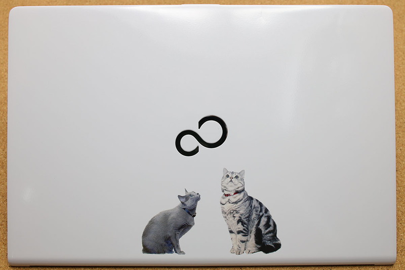 「部分印刷」の出来上がりがコチラ。猫が富士通ロゴを見上げているの図！