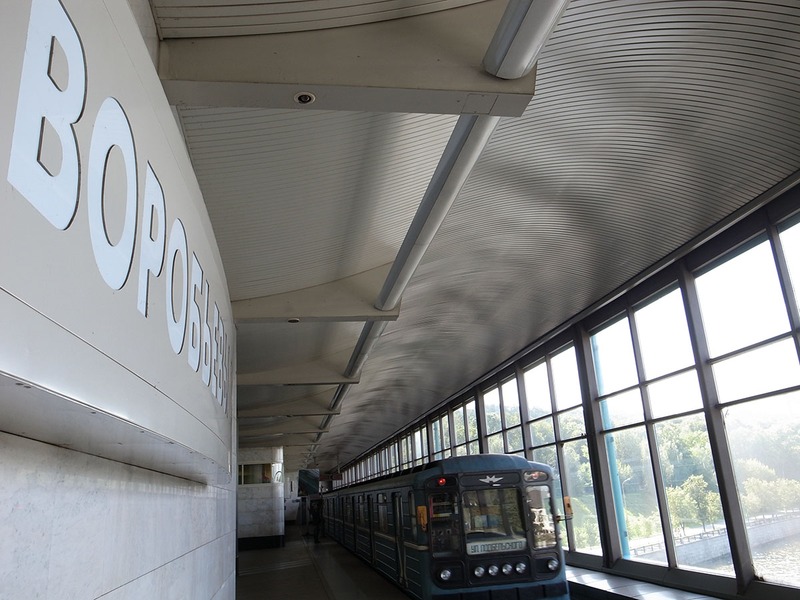 決勝戦会場のルジニキー・スタジアム最寄り駅のひとつ、ヴォロビヨーヴィ・ゴールィ（雀が丘）駅。むかしこの駅で撮影していて警察に拘束されかかりました