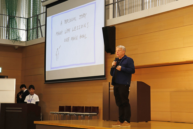 講演は英語で実施され、日本語の同時通訳が用意された。何度も会場に問いかけ、聞き手に考えさせる姿が印象的な講演だった