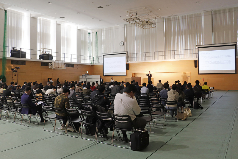 基調講演の会場には広尾学園中学校・高等学校のアリーナ（体育館）が使用された