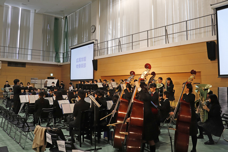 開始前には、約80人在籍する同校の吹奏楽部も演奏