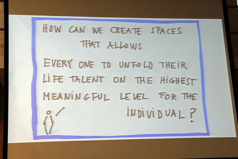 すべての人が才能を一番髙いレベルで開花させるには？ どうすればその場作りができるか？ を問い続けてきたという