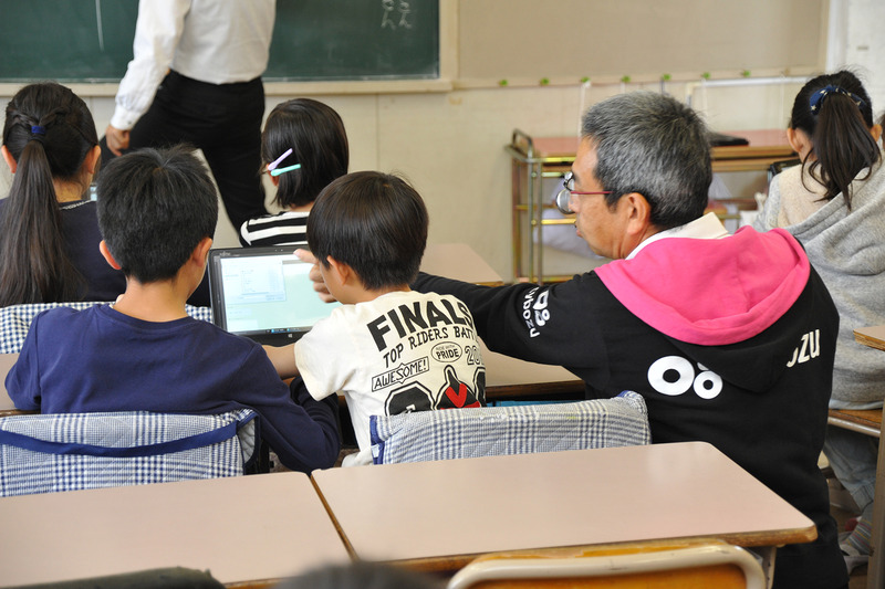 自ら児童たちをサポートするサイボウズの中村氏（右）