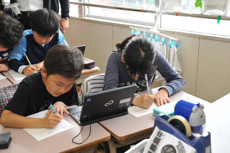 いいとこ発見カードに集中する児童たち