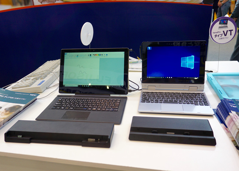 NECの教育機関向け12.5型タブレットPC「<a href="https://jpn.nec.com/products/bizpc/versapro/bunkyo_vs-3/index.html">VersaPro タイプVS</a>」（左）と10.1型タブレットPC「<a href="https://jpn.nec.com/products/bizpc/versapro/bunkyo_vt-1/index.html">VersaPro タイプVT</a>」（右）。ディスプレイ部分が取り外し可能でタブレットとして活用できる。筆圧感知により、とめやはらいも認識するデジタイザーペンを装備。液晶画面には透明度と耐衝撃性を両立した保護ガラスを採用