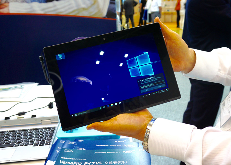 NECの教育機関向け12.5型タブレットPC「<a href="https://jpn.nec.com/products/bizpc/versapro/bunkyo_vs-3/index.html">VersaPro タイプVS</a>」（左）と10.1型タブレットPC「<a href="https://jpn.nec.com/products/bizpc/versapro/bunkyo_vt-1/index.html">VersaPro タイプVT</a>」（右）。ディスプレイ部分が取り外し可能でタブレットとして活用できる。筆圧感知により、とめやはらいも認識するデジタイザーペンを装備。液晶画面には透明度と耐衝撃性を両立した保護ガラスを採用