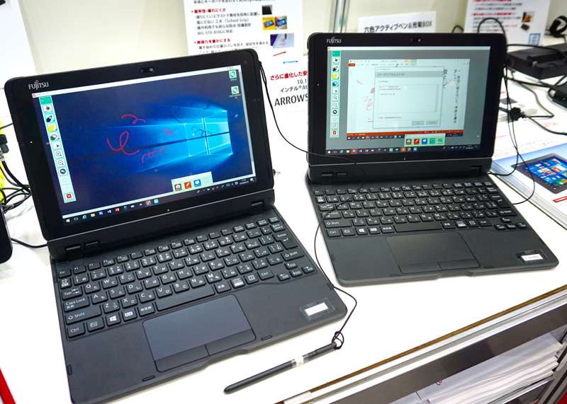 富士通の文教向け10.1型タブレットPC「<a href="http://www.fmworld.net/biz/tablet/q508se/">ARROWS Tab Q508</a>」シリーズ。机からの落下を防ぐため、縦幅を短くし重心が低い設計であることが特徴。防水・防塵対応。鉛筆のような手書き入力ができることを重視し、ペン操作から画面に反映するまでの時間短縮や視差の軽減を実現した。薄暗い体育館でもブレにくいカメラ機能も装備