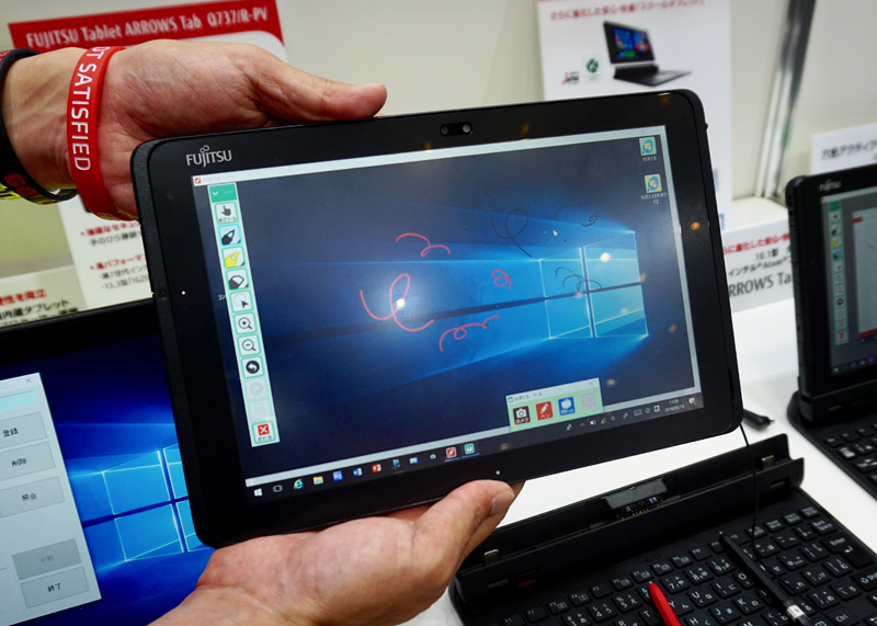 富士通の文教向け10.1型タブレットPC「<a href="http://www.fmworld.net/biz/tablet/q508se/">ARROWS Tab Q508</a>」シリーズ。机からの落下を防ぐため、縦幅を短くし重心が低い設計であることが特徴。防水・防塵対応。鉛筆のような手書き入力ができることを重視し、ペン操作から画面に反映するまでの時間短縮や視差の軽減を実現した。薄暗い体育館でもブレにくいカメラ機能も装備