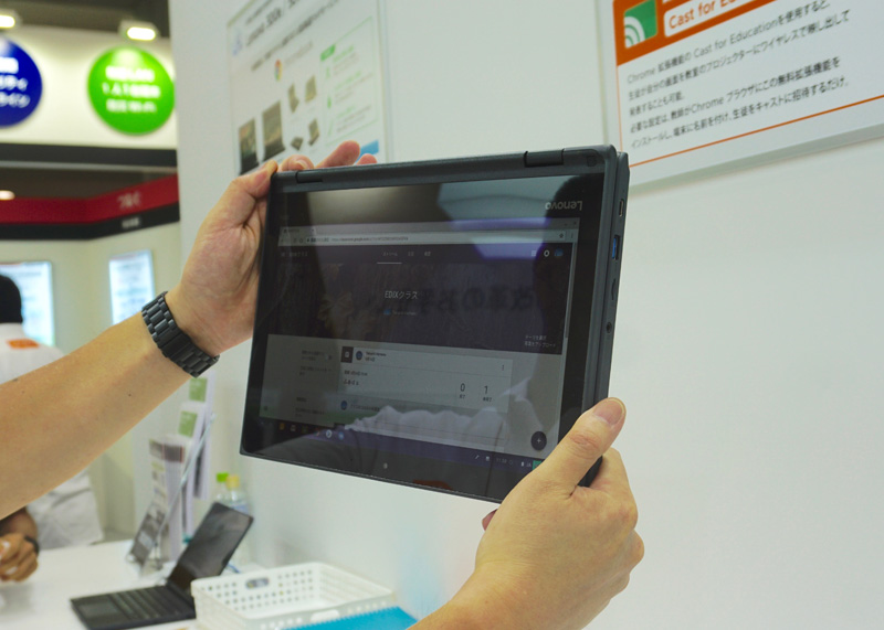「Lenovo 500e Chromebook」は、 ディスプレイが360度回転してタブレットとしても活用できる。アウトカメラを装備しておりディスプレイを見ながら撮影可能。キーボード操作が難しい小学校低学年向けに電子ペンを装備している（キーボードは日本語キーボードに変更される予定）