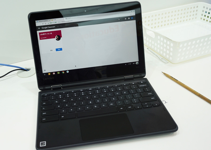 「Lenovo 300e Chromebook」は、 「Lenovo 500e」と同様に回転してタブレットとして使用できる。「Lenovo 300e」はアウトカメラがなく、インカメラのみ。電子ペンも装備されていないが、鉛筆でタブレットに手書き入力が可能（キーボードは日本語キーボードに変更される予定）