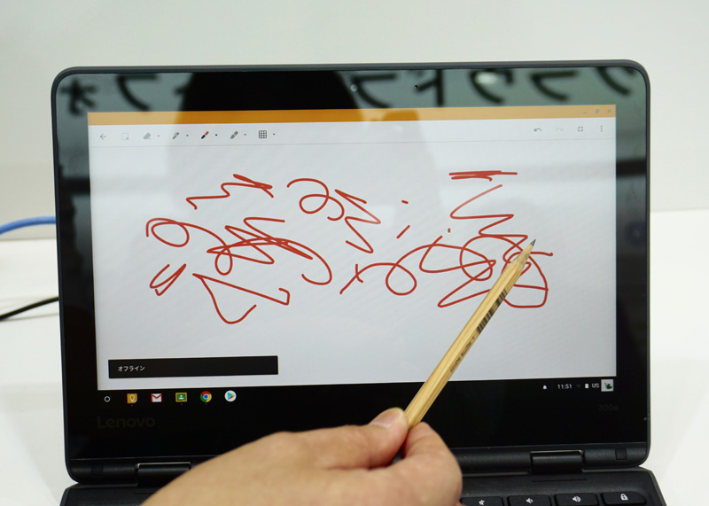 「Lenovo 300e Chromebook」は、 「Lenovo 500e」と同様に回転してタブレットとして使用できる。「Lenovo 300e」はアウトカメラがなく、インカメラのみ。電子ペンも装備されていないが、鉛筆でタブレットに手書き入力が可能（キーボードは日本語キーボードに変更される予定）