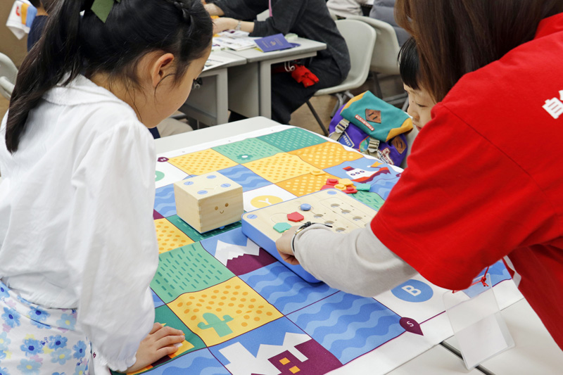 インストラクターが子どもたちにレクチャー