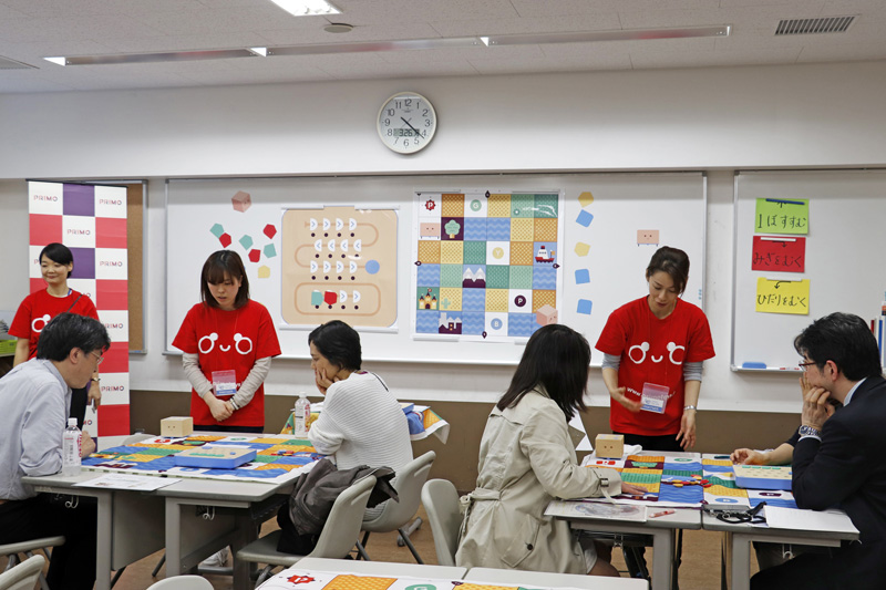 各テーブルにインストラクターが回り、説明しながら問題に取り組んでいった