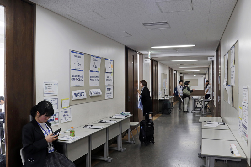 ずらりと並ぶ各教室が、さまざまなワークショップに使用されていた