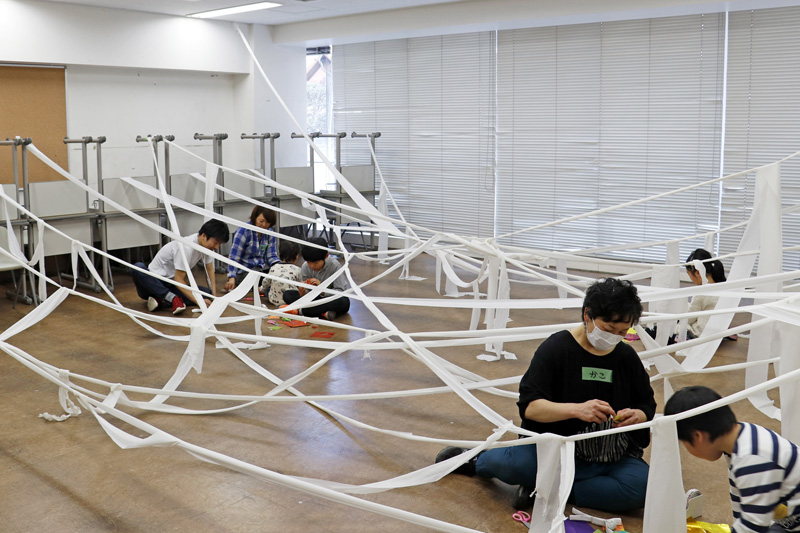 アート・クラフト「トイレットペーパーの森」（主催：NPO法人アートインライフ）