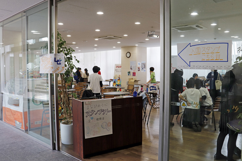 「交流ラウンジ」として解放されていた1階のカフェテリア