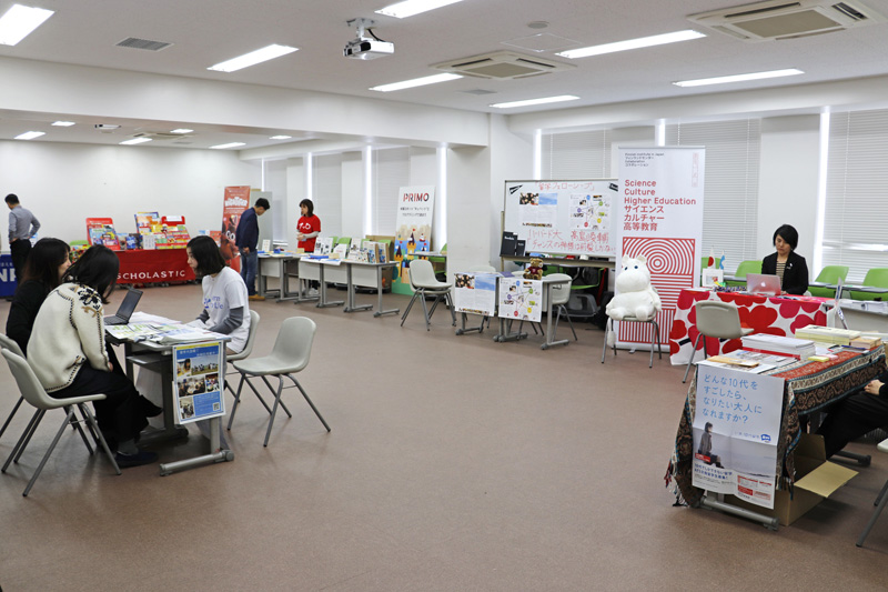 当初教室のひとつで留学や教育関連企業の展示が行われていた