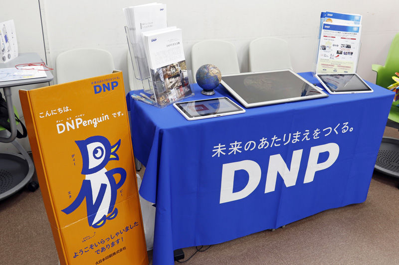 4Kタブレットで見られる15世紀の「地球儀」が展示された大日本印刷のブース