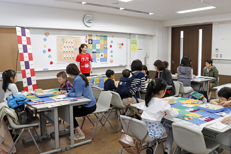 未就学児から小学生までたくさんの親子連れがワークショップに参加