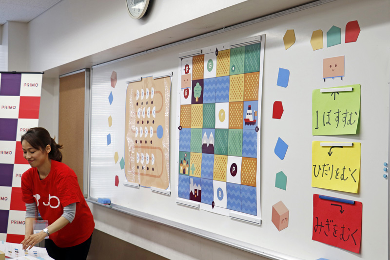 前方のホワイトボードで図解を使って操作方法を説明