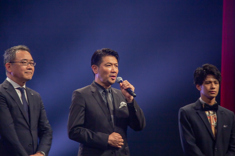 VR SHORTS授賞式では審査員である別所哲也氏（中央）、LEXUSの沖野和雄氏（左）、俳優の森崎ウィン氏（右）らが登壇