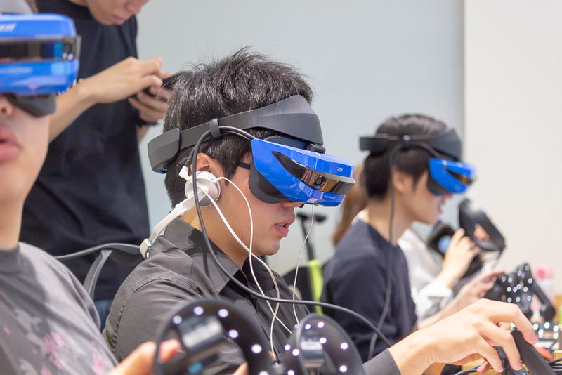 Windows MRを触るのは初めての参加者が多数。イマーシブVRの世界に興味津々といった様子でした