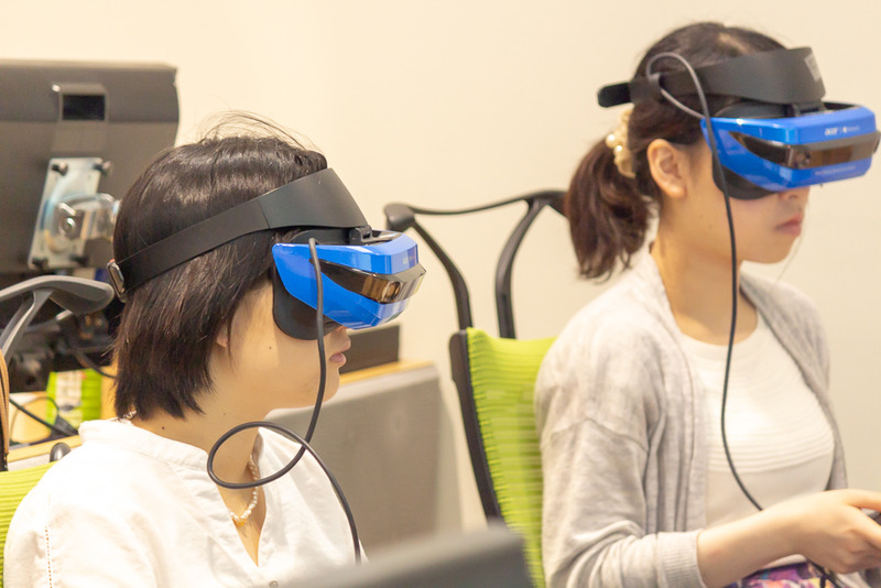 Windows MRを触るのは初めての参加者が多数。イマーシブVRの世界に興味津々といった様子でした