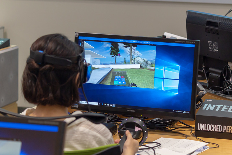 最初はWindows MRの操作に慣れるためのハンズオンの時間が設けられました。マインクラフトを起動して遊ぶ参加者も