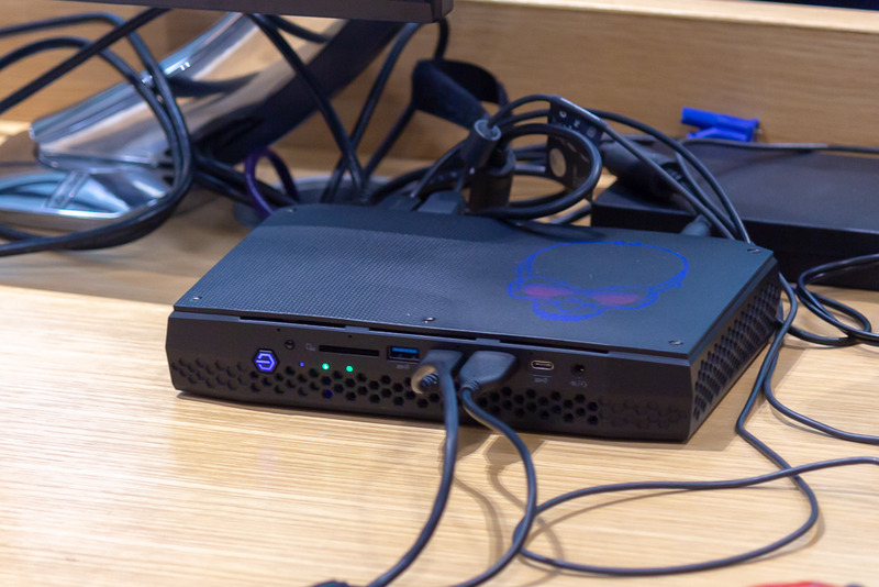 HDMI端子×2、DisplayPort端子×2、さらにDisplayPort出力に対応したtype-C端子と、出力が充実のNUC