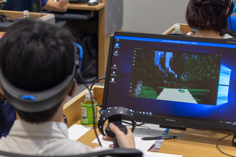 最初はWindows MRの操作に慣れるためのハンズオンの時間が設けられました。マインクラフトを起動して遊ぶ参加者も