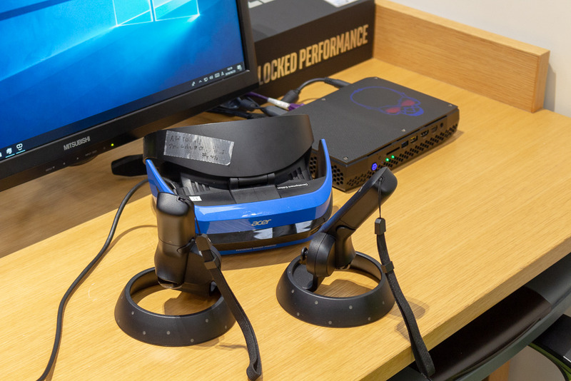 開発機材として用意されたWindows MR イマーシブヘッドセット（Acer製）とKaby Lake-G搭載のNUC「NUC8i7HVK」