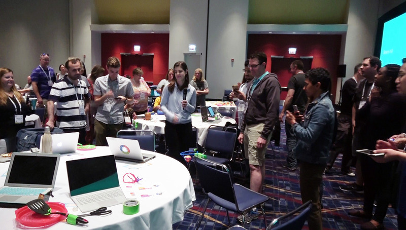 ワークショップは学校の教室3つ分程の部屋で行われ、30名前後の参加があった。参加者にインタビューしたところ、多くがアメリカのK-12（幼稚園から高校）の教師であった