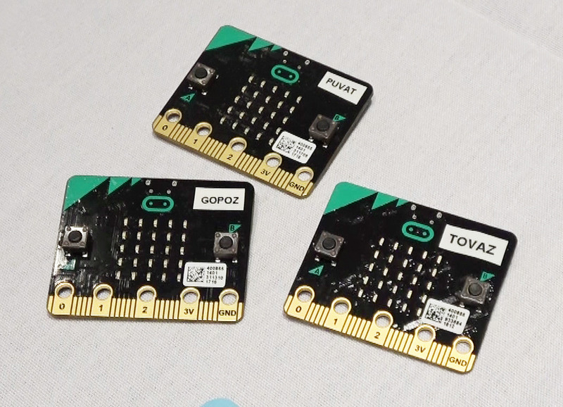 各机には、接続専用プログラムがインストール済みのmicro:bitと電池ボックスが配布され、各micro:bitにはペアリング時に必要なID(5文字のアルファベット)が貼り付けてある