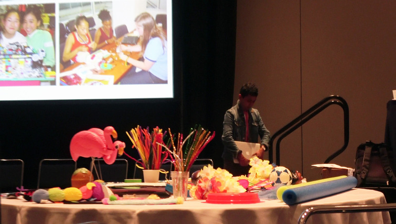 テーブルにはフィジカルコンピューティングの小道具が山のように用意されていた