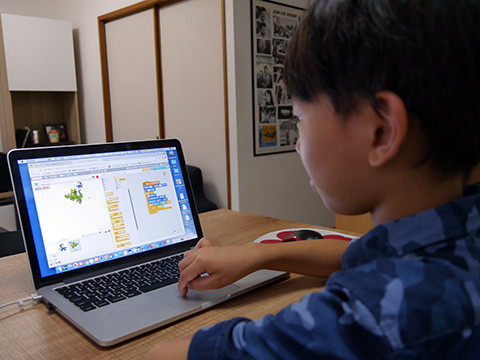 ドラゴンから逃げる息子