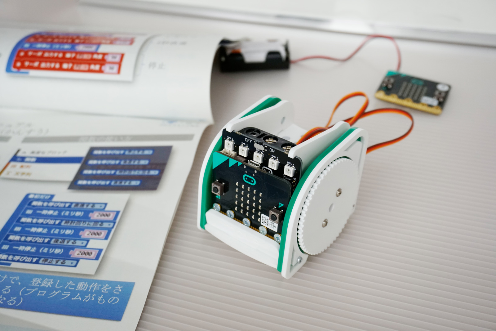 問題の発生源に向かわせるために、サーボモーターで自走するロボットをつくるミッション