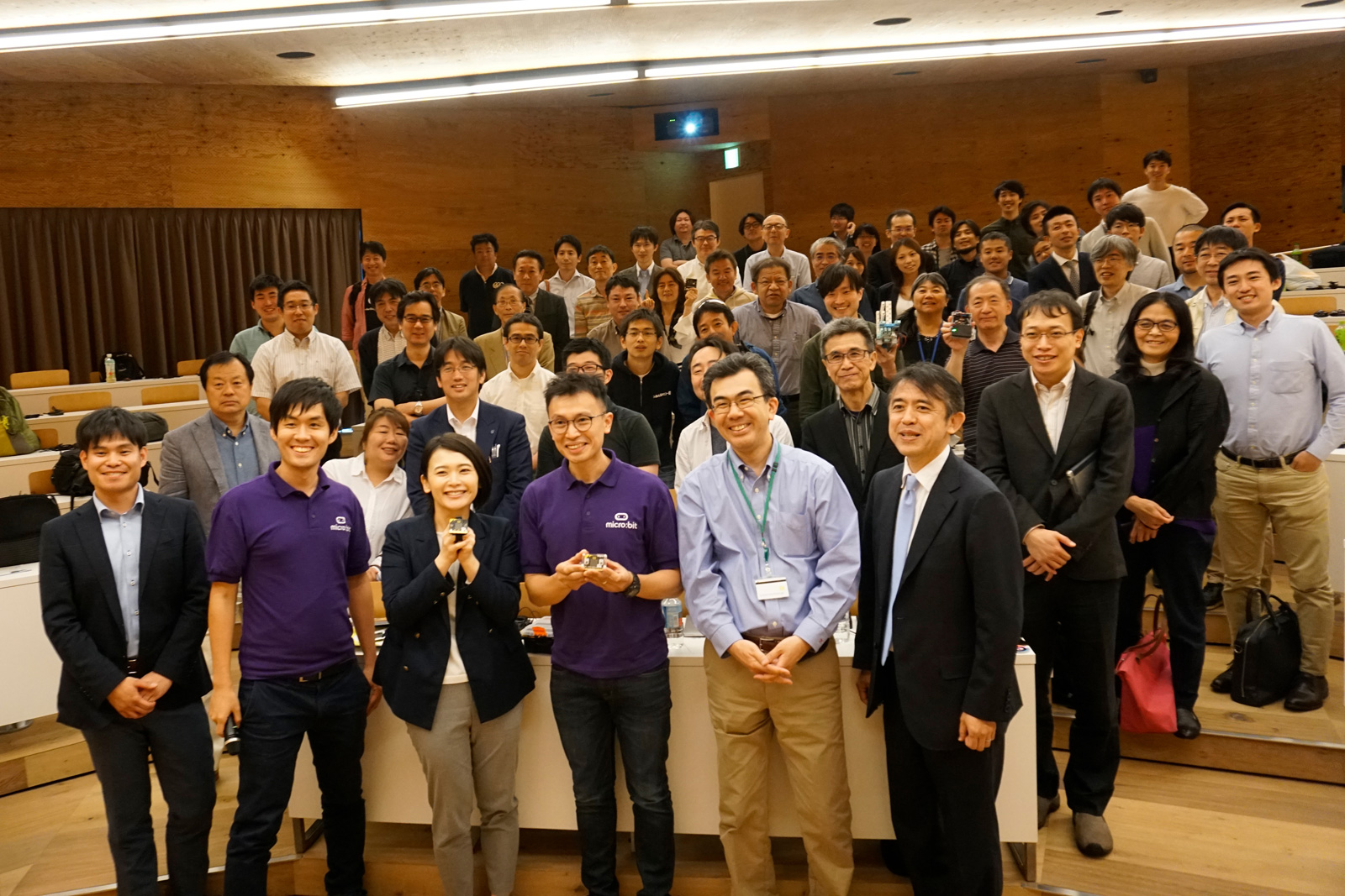 前列右から、東京大学大学院 情報学環長 田中秀幸教授、越塚登教授、Warris Candra氏、小室真紀氏、鵜飼佑氏、金洋太教諭（田中教授以外の所属は文中に掲載）