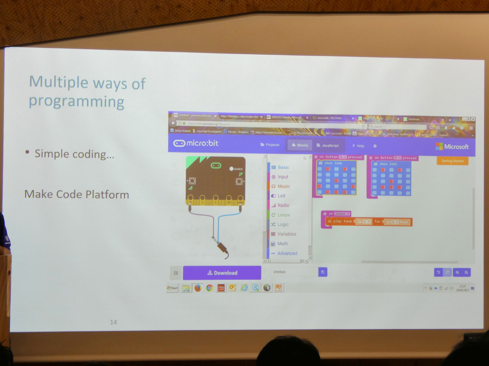 micro:bitのプログラミングツールにはマイクロソフトの「MakeCode」を採用、ブロックタイプのビジュアルプログラミングとJavaScriptのコード表示とを簡単に切り替えることができる