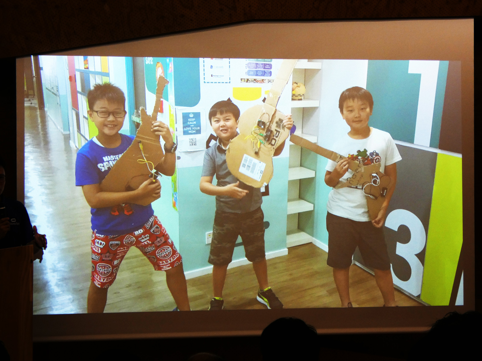 香港のラーニングセンターで、micro:bitでギターをつくりプログラミングに楽しく取り組めたという例では、センターに来るのが好きではなかった子ども達が進んで来るようになったという