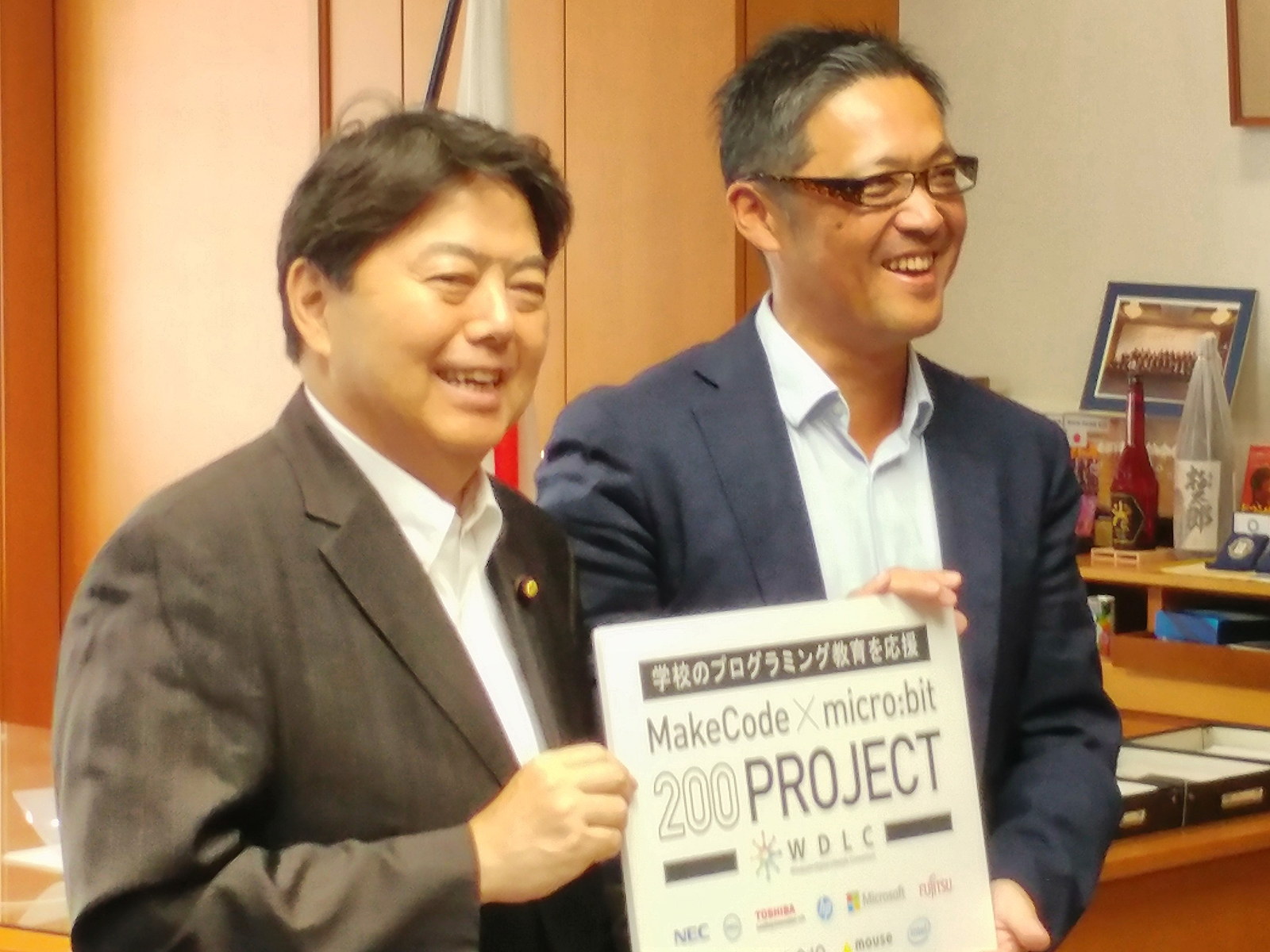 文部科学省 文部科学大臣の林芳正氏（左）と、WDLC会長の梅田成二氏