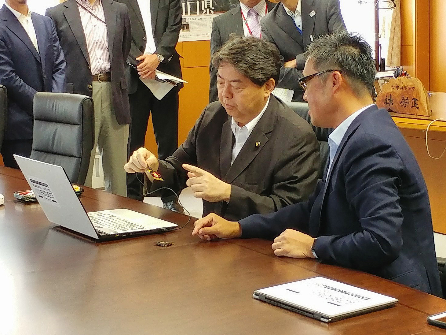 micro:bitを体験する林大臣