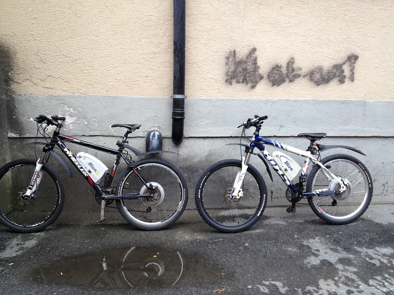 2010年ごろのe-bike。後付けのe-bikeキット（今春に事業停止したBIONX製）を装着したe-bikeや、ステップスルーフレームの日本のママチャリに似た構造のe-bike