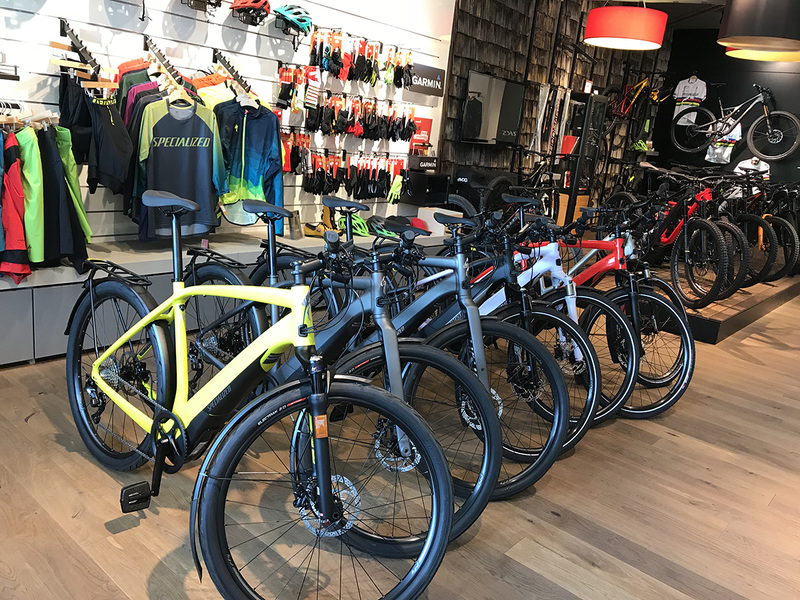 ドイツのショップの様子（2018年7月）。トレック取扱店やスペシャライズドのミュンヘン旗艦店ですらe-bikeが店舗展示の6割を超えています。スペシャライズドストアに至っては、もうほとんどe-bikeショップの勢い