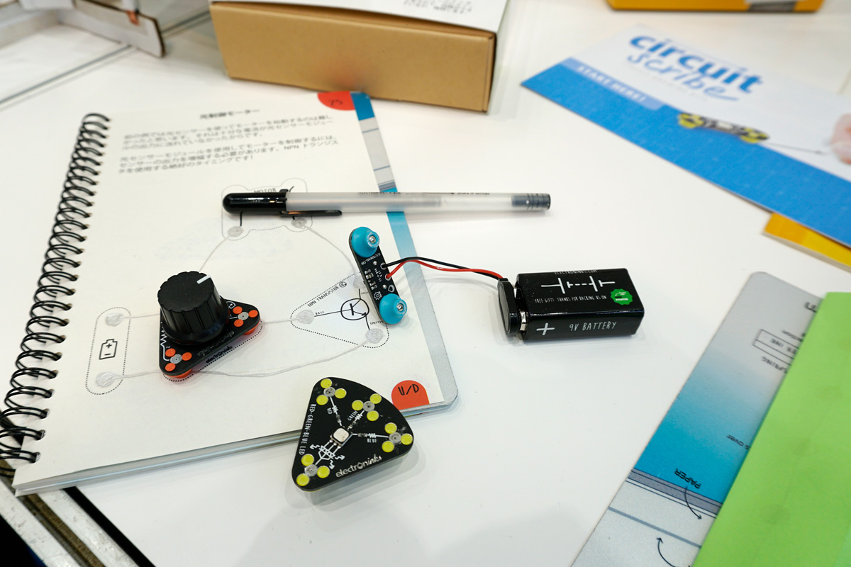 ペンで描いた銀色の部分が電気を通すようになっており、各種パーツはマグネット式で金属の下敷きをしいて安定させている